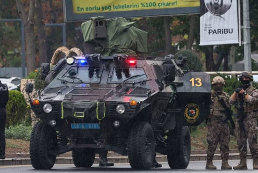 Polis Turki pada Ahad mengawal kawasan berhampiran kementerian dalam negeri berikutan serangan bom. Foto AFP