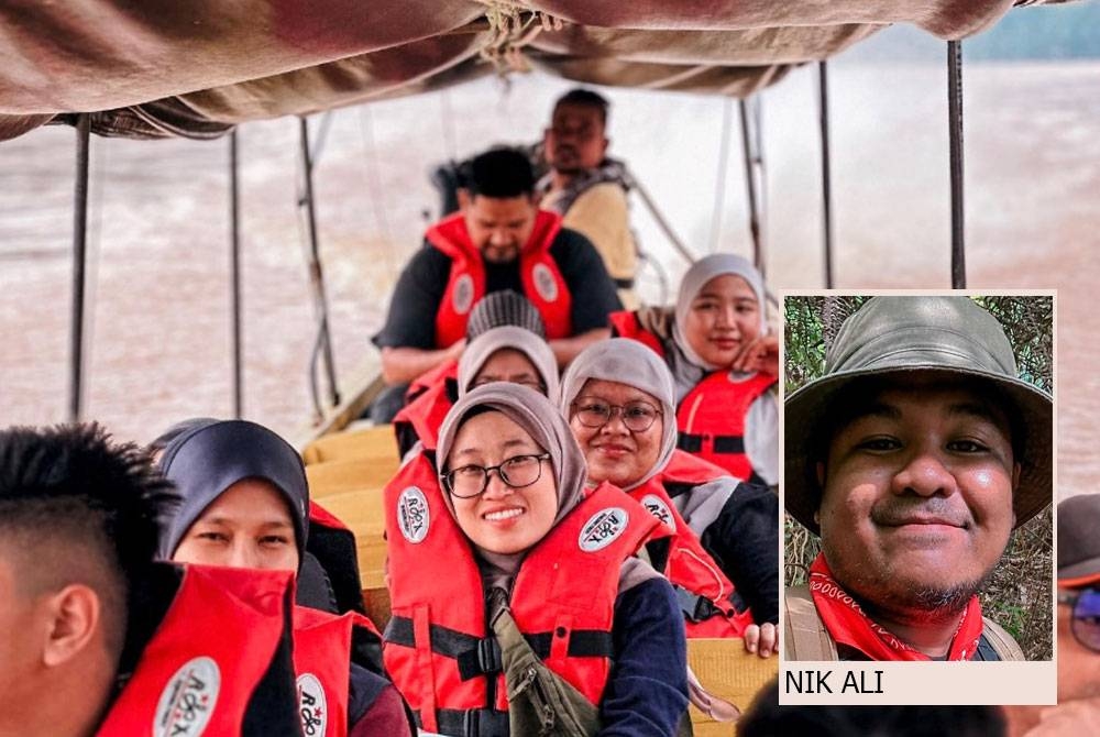 Pelancong dibawa menaiki bot menyusuri Sungai Galas di Kuala Krai.