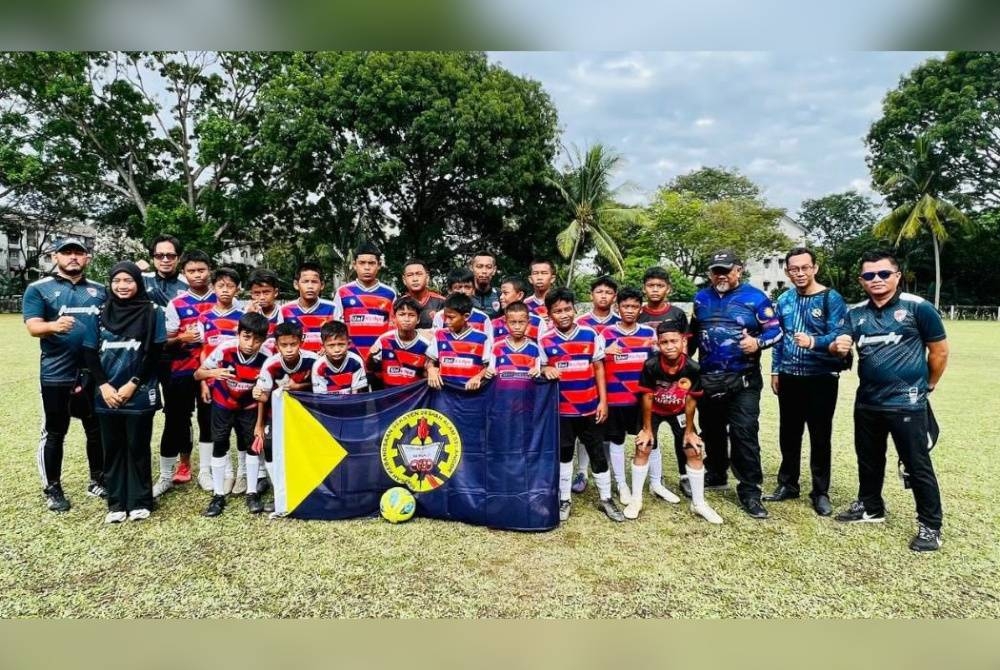 Nik Juhaidi (kiri) bersama guru besar, Lutfee Ismail Amir; Yang Dipertua PIBG, Haidzir Sham Masngat, barisan kejurulatihan dan pemain skuad Piala Raja Muda Selangor SK Seksyen 20.