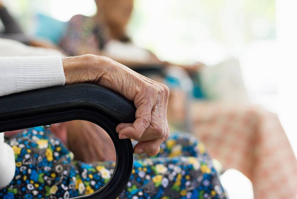 Anak-anak perlu melayani dan berkomunikasi secara &#039;lebih mulia&#039; dengan ibu bapa yang menghidap alzheimer.- Gambar hiasan