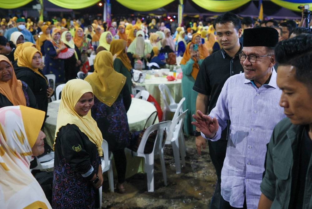 Anwar beramah mesra dengan sebahagian peserta AIM pada Kenduri Rakyat Sempena Ulang Tahun ke-36 AIM di pekarangan Agropolitan Chemomoi, Bentong pada malam Isnin. - Foto Bernama