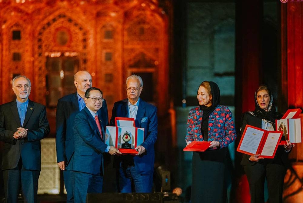 Prof Ahmad Fauzi (empat dari kanan) dianugerahkan Hadiah Mustafa 2023, anugerah dwitahunan berprestij bagi meraikan pencapaian luar biasa cendekiawan dan saintis Muslim yang dianjurkan sejak 2015. - Foto FB Universiti Teknologi Malaysia