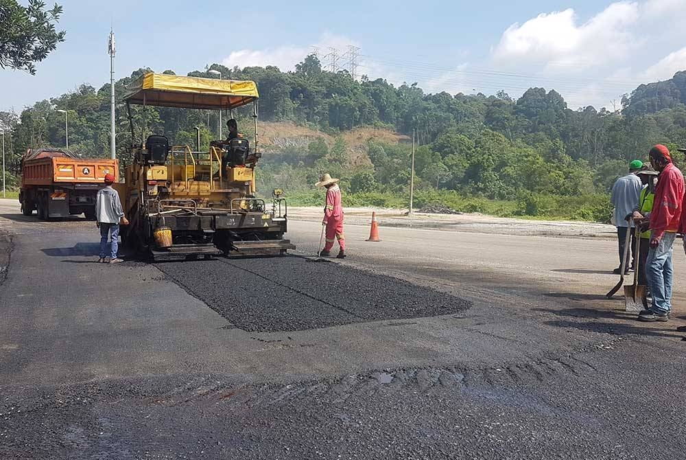 Aduan kerosakan jalan raya yang diterima Kementerian Kerja Raya (KKR) menerusi aplikasi MYJalan sejak ia dilancarkan Ogos lalu selari dengan kempen MY Jalan, meningkat 10 kali ganda berbanding sebelum ini. - Gambar hiasan.