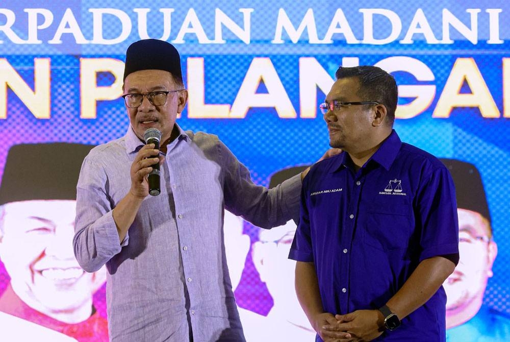 Anwar (kiri) bersama calon BN, Datuk Amizar Abu Adam pada Ceramah Mega Perpaduan Madani sempena kempen Pilihan Raya Kecil (PRK) Dewan Undangan Negeri (DUN) Pelangai pada Isnin malam. - Foto Bernama