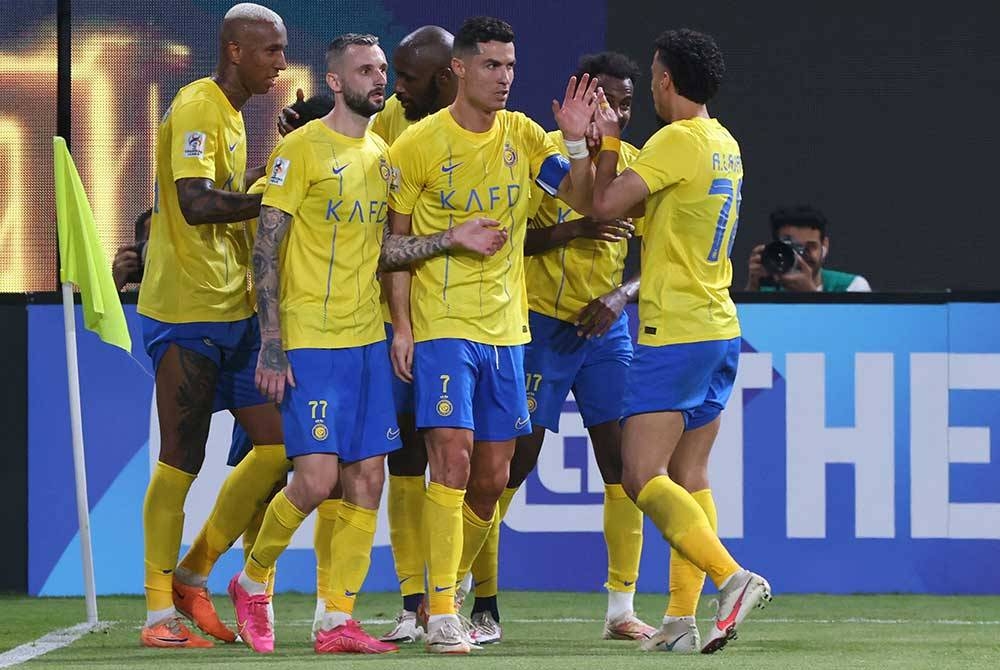 Ronaldo (depan, tengah) mencetuskan kebangkitan Al-Nassr untuk menang 3-1 ke atas Istiklol di Riyadh pada Selasa. - Foto AFP