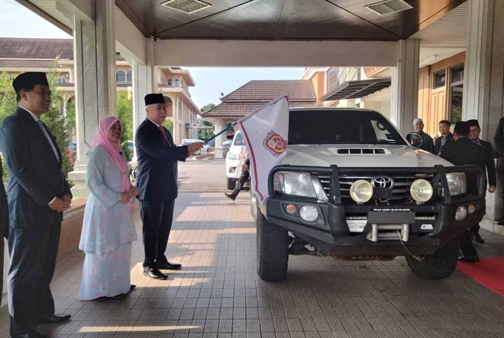 Mohamad Rizam (tiga dari kiri) melakukan pelepasan kenderaan sempena Majlis Pelepasan Sumbangan Bantuan Bakul Makanan Kepada Orang Asli di Pos Bihai dan Belatim pada Selasa.