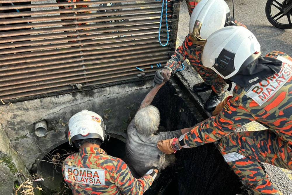 Mangsa berjaya diselamatkan anggota bomba setelah terperangkap dalam longkang dalam kejadian di Jalan Tun Abdul Aziz, di sini pada Selasa.