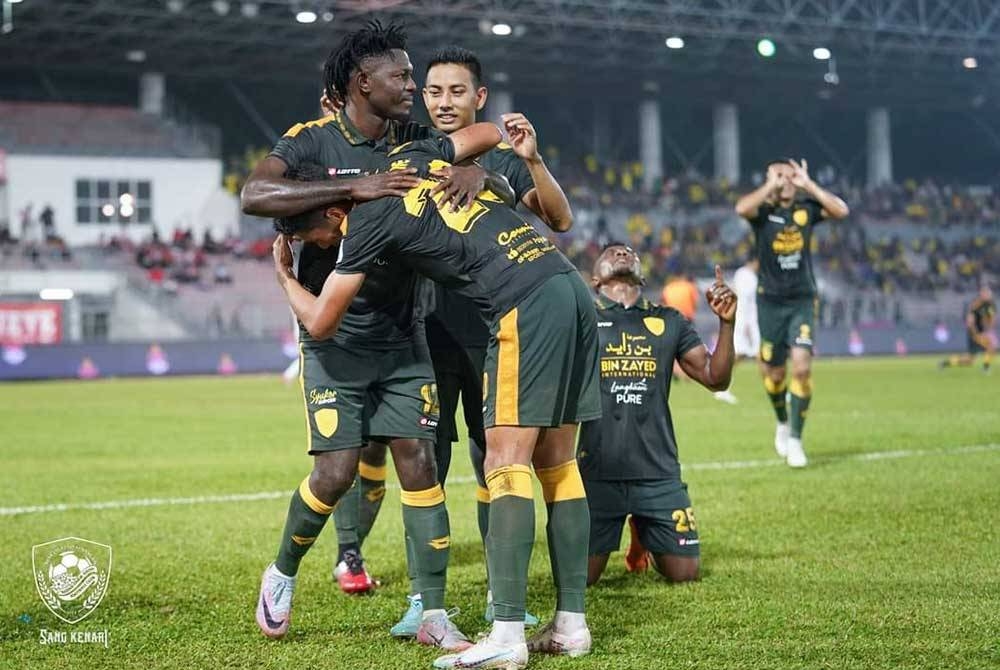 Ifedayo (kiri) menjaringkan gol kemenangan penting melalui sepakan penalti semasa bantu KDA FC tewaskan KL City 0-1 pada saingan Liga Super baru-baru ini. - Foto KDA FC