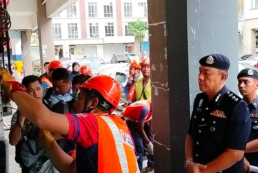 Rahmat (kanan) ketika hadir operasi pemotongan bekalan elektrik di sebuah premis di Taman GP Prima Gelang Patah pada Selasa.