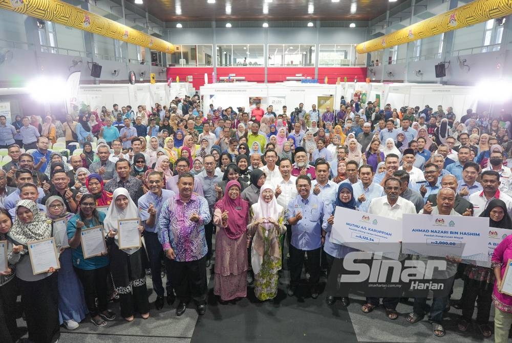 Wan Azizah (enam dari kanan) bergambar bersama tetamu kehormat dan semua pengunjung yang hadir sewaktu perasmian Karnival Aspirasi Madani pada Selasa.