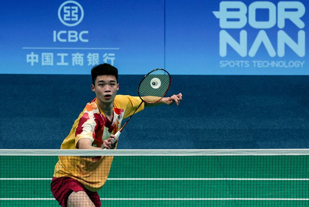 Tze Yong mengalahkan pemain Singapura pada pusingan kedua acara individu Sukan Asia Hangzhou 2022 pada Selasa. - Foto Bernama