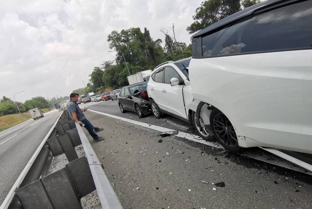 Sembilan buah kenderaan terlibat dalam kemalangan di kilometer 5.4 Lebuhraya Lembah Klang Baru (NKVE) pada Selasa.