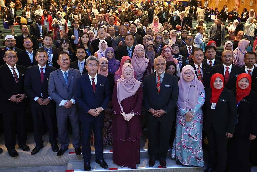 Fadhlina (tengah) bersama tetamu terhormat dan peserta pada Majlis Perasmian Persidangan Antarabangsa Kepimpinan dan Pengurusan Pendidikan 2023 di Institut Aminuddin Baki pada Selasa. - Foto Bernama