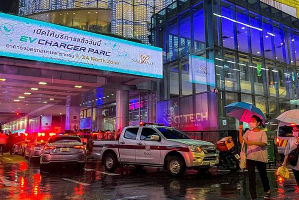 Anggota polis mengepung kawasan di pusat beli-belah Siam Paragon susulan insiden tembakan rambang di Bangkok, Thailand. - Foto Reuters