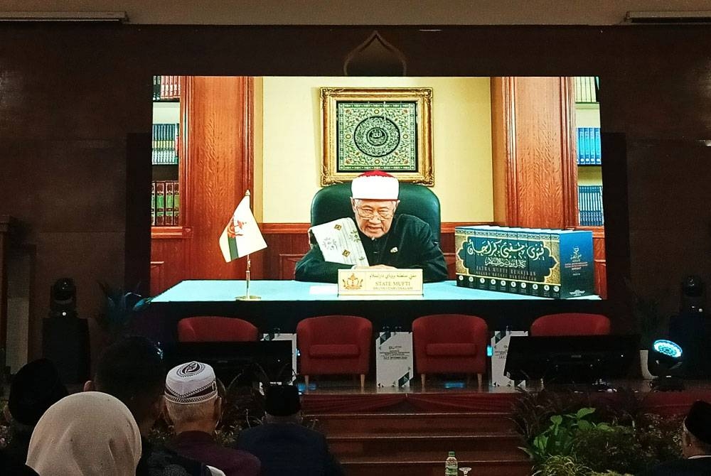 Dr Awang Abdul Aziz menyampaikan ucaptama sempena Seminar Antarabangsa Pemikiran Mufti Harussani di Dewan Serbaguna Universiti Sultan Azlan Shah (USAS), Kuala Kangsar pada Selasa.