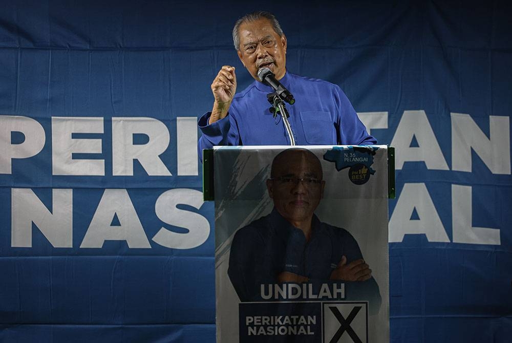 Muhyiddin berucap pada Ceramah Perdana sempena kempen PRK DUN Pelangai di Felda Chemomoi. - Foto Bernama