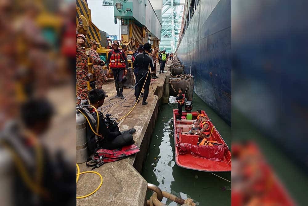 Anggota bomba melakukan operasi SAR seorang pekerja kapal warga asing yang terjatuh ke dalam laut di PTP, Gelang Patah, Iskandar Puteri pada Rabu.