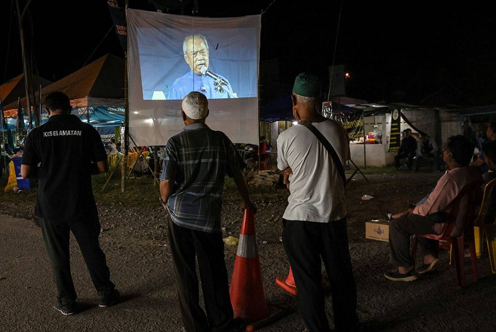 Orang ramai mendengar Ceramah Perdana yang disampaikan oleh Muhyiddin sempena kempen PRK DUN Pelangai di Felda Chemomoi pada Selasa. Foto: Bernama