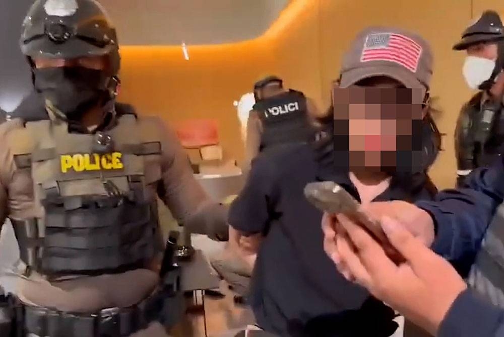 Suspek ditahan selepas melepaskan tembakan rambang menggunakan pistol Glock 19 di pusat beli-belah Siam Paragon di Bangkok pada Selasa. - Foto Agensi