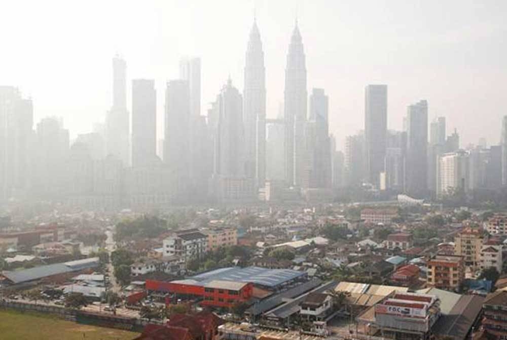 Data daripada Pusat Meteorologi Khas Asean (ASMC) mengesan 2,203 titik panas di sekitar Kalimantan berbanding hanya empat di Sarawak. -Foto Reuters