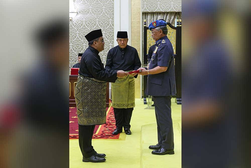 Al-Sultan Abdullah berkenan mengurniakan watikah pelantikan kepada Norman pada Istiadat Pengurniaan Watikah Pelantikan kepada Bakal Ketua-Ketua Perwakilan Malaysia ke Luar Negara di Istana Negara. - Foto Bernama