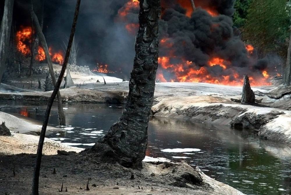 Letupan di kilang penapisan minyak haram di wilayah Delta Niger mengorbankan sekurang-kurangnya 37 nyawa pada Selasa. - Foto Agensi