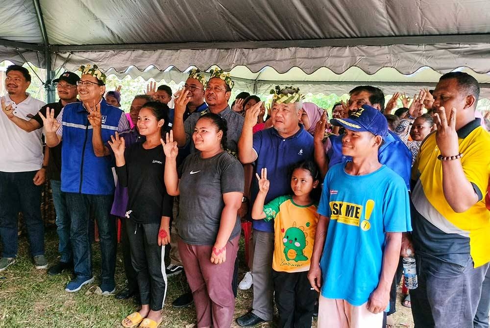 Abdul Rahman (tengah) bersama sebahagian penduduk sempena Sukaneka Rakyat dan Ramah Mesra Bersama Masyarakat Orang Asli dan Jakoa di Kampung Ulu Semii, Bentong pada Rabu.