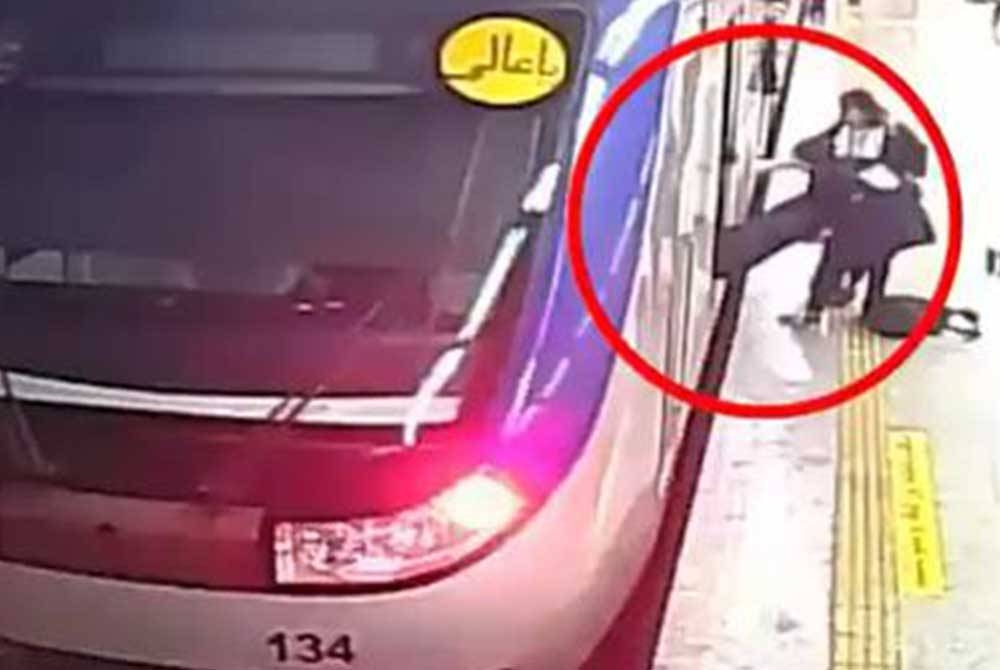 Seorang pelajar perempuan berusia 16 tahun dimasukkan ke hospital selepas insiden di dalam perkhidmatan awam metro Tehran pada Ahad. - Foto IranWire