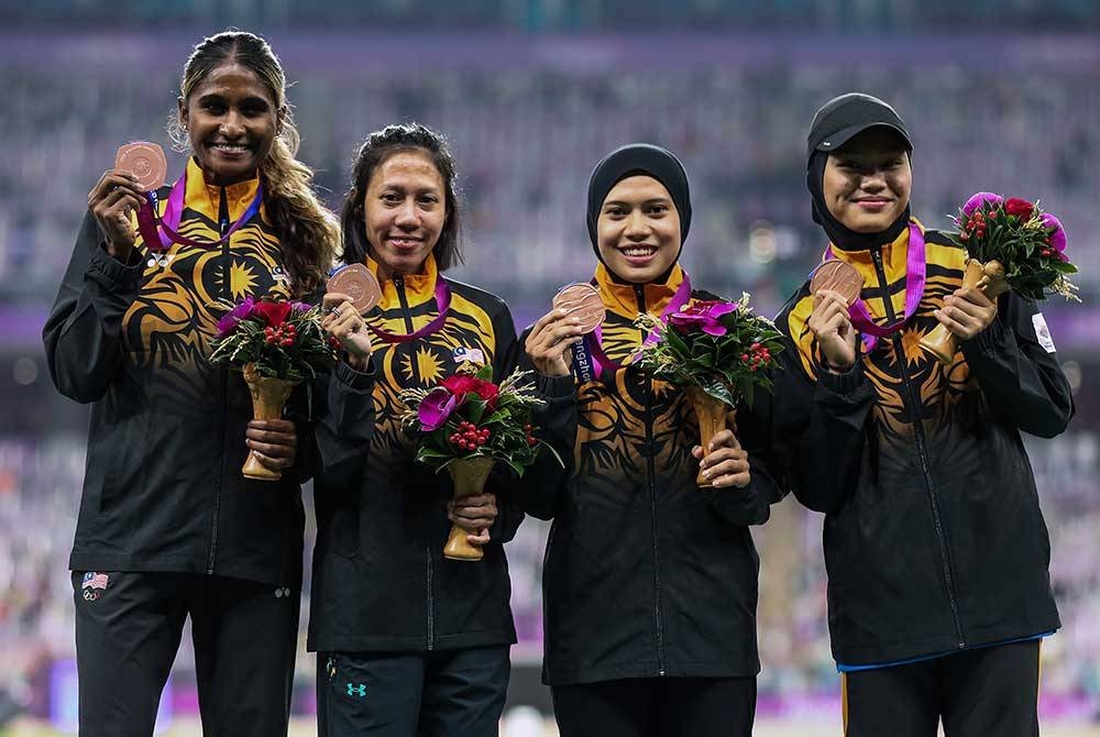 Kuartet wanita negara (dari kiri) Shereen, Zaidatul, Azreen Nabila dan Nur Afrina menerima pingat gangsa dalam acara akhir 4x100m pada Sukan Asia Hangzhou 2022 di Stadium Olimpik Hangzhou. Foto Bernama