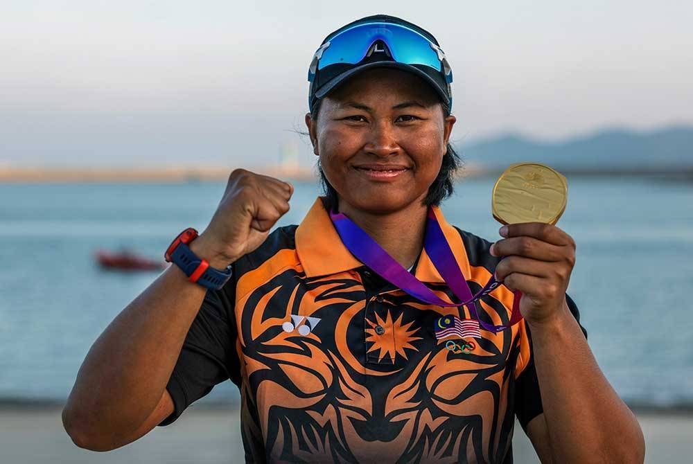 Nur Shazrin menunjukkan pingat emas dimenanginya dalam acara ILCA 6 kategori wanita pada temasya Sukan Asia Hangzhou 2022 di Tasik Dongqian pada 27 September lalu. - Foto Bernama