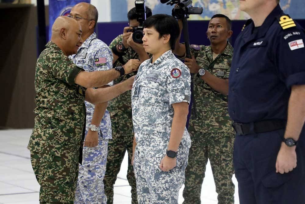 Mohammad diberi perghormatan menyempurnakan pemakaian lencana Eksesais BL23 kepada wakil-wakil Angkatan Tentera Negara-anegara FPDA sebagai simbolik bermulanya Eksesais BL23.