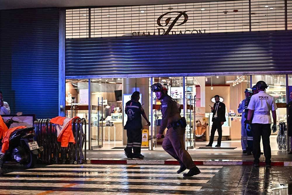 Remaja lelaki yang menembak mati dua mangsa dan mencederakan lima yang lain di Siam Paragon Mall di Bangkok menggunakan pistol tiruan yang telah diubah suai. - Foto AFP