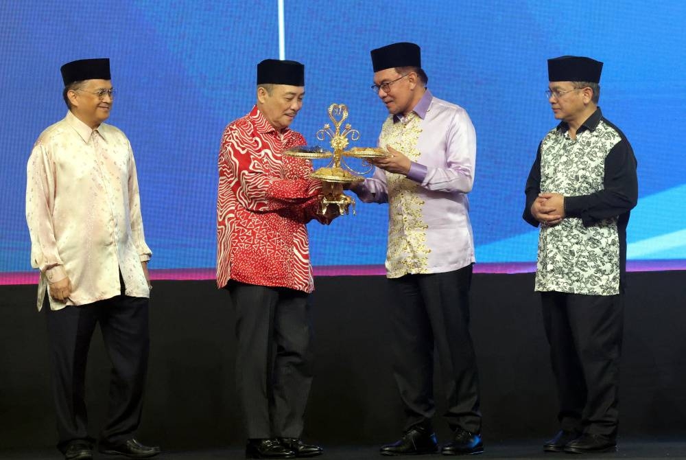 Anwar menerima cendera kenangan daripada Ketua Menteri Sabah Datuk Seri Hajiji Noor (dua dari kiri) selepas melakukan pelancaran Konvensyen Pengurusan Hal Ehwal Islam sempena Ijtimak Perdana Agensi Agama Seluruh Malaysia 2023 di Pusat Konvensyen Antarabangsa Sabah Kota Kinabalu pada Rabu. - Foto Bernama