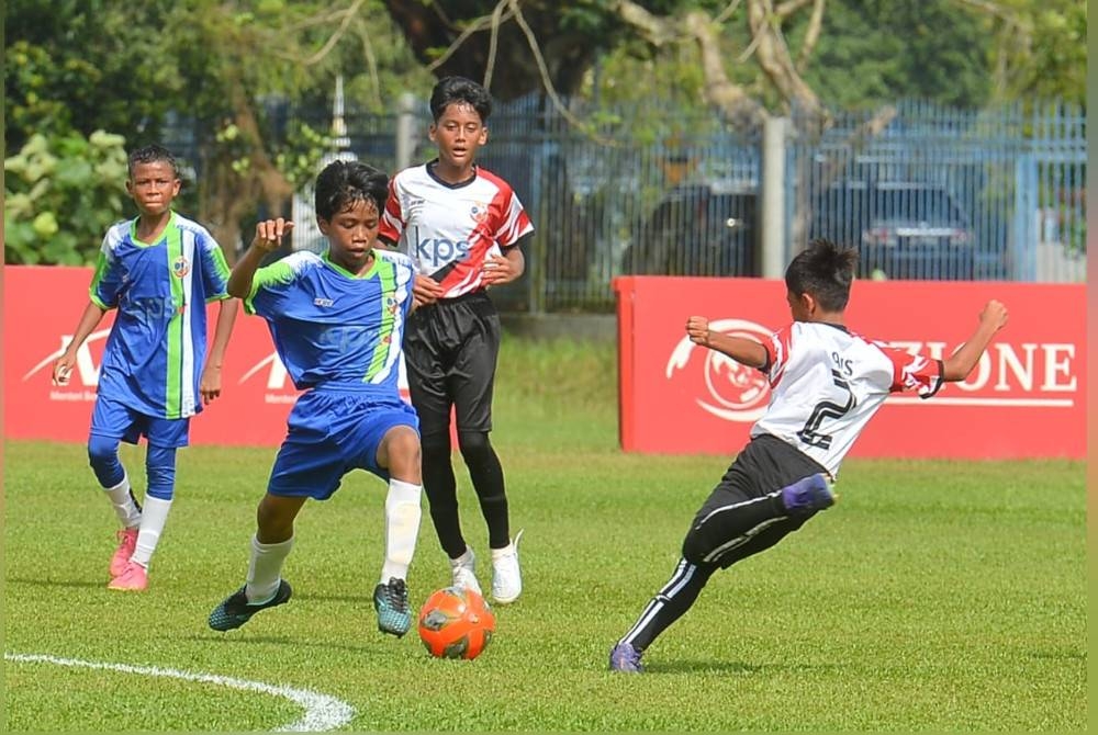 Antara aksi menarik perlawanan akhir Piala Raja Muda Selangor, menemukan SK Taman Alam Megah menentang SK Seksyen 20 di padang Latihan Persatuan Bolasepak Selangor (FAS).