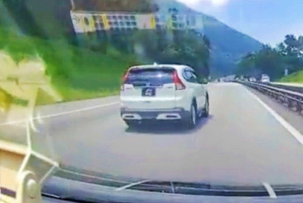 Tangkap layar video tular yang mendakwa berlaku kejadian buli jalan raya melibatkan sebuah kenderaan jenis Honda CRV.