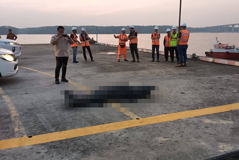 Pekerja kapal warga asing yang terjatuh ke dalam laut pada Selasa ditemukan terapung di Pelabuhan PTP, Gelang Patah, Iskandar Puteri pada petang Rabu.