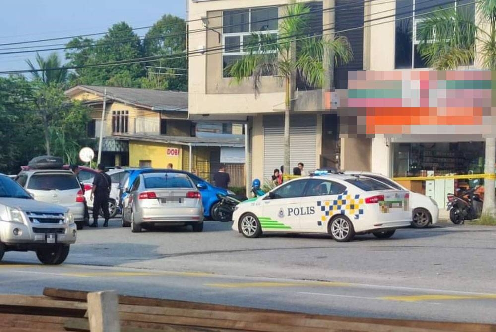 Lokasi sekitar kedai serbaneka yang disamun seorang lelaki di Jalan Losong Haji Mat Shafie, Chabang Tiga di Kuala Terengganu pada Rabu.