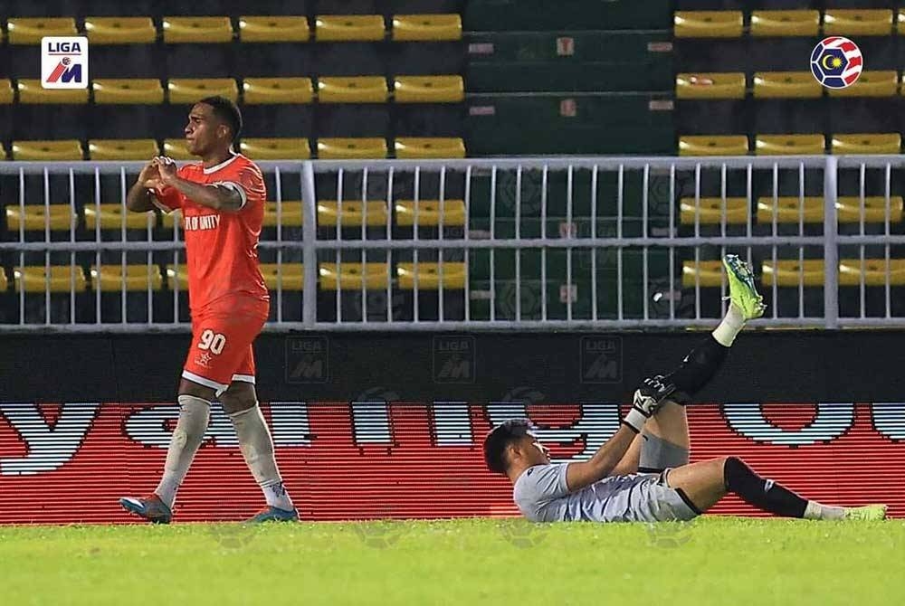 Pedro (kiri) menjaringkan dua gol bantu Kuching City singkir KDA FC pada suku akhir kedua Piala Cabaran 2023 dengan keputusan 0-3 pada malam Rabu. Foto MFL