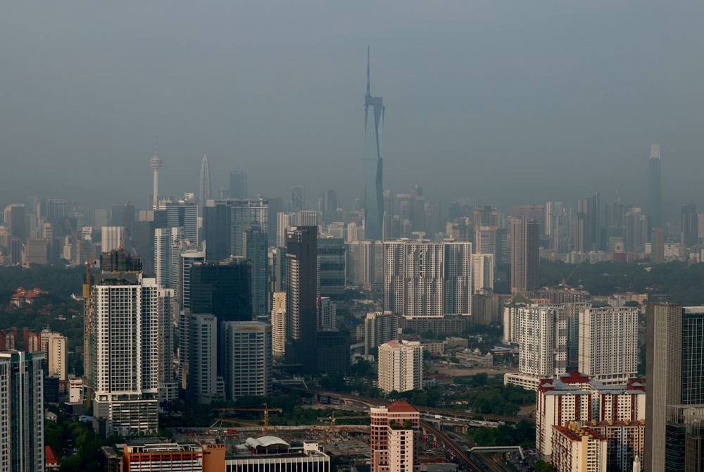 Pemandangan Bandaraya Kuala Lumpur kelihatan kurang jelas akibat keadaan berjerebu ketika tinjauan petang Rabu. - Foto Bernama