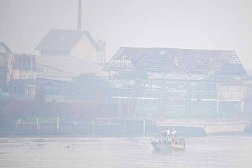 Pemandangan di Palembang, Indonesia ketika dilanda jerebu akibat pembakaran hutan yang tidak terkawal. - Foto Reuters