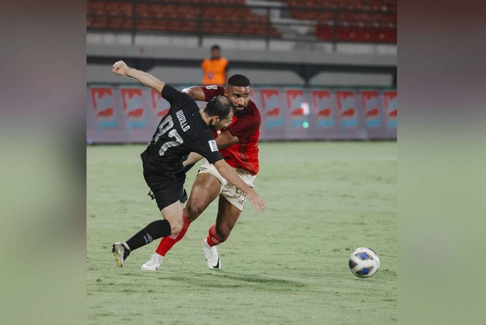 Nurillo (kiri) ketika bersaing dengan pemain Bali United dalam perlawanan Kumpulan G Piala AFC pada Rabu. - Foto Bali United