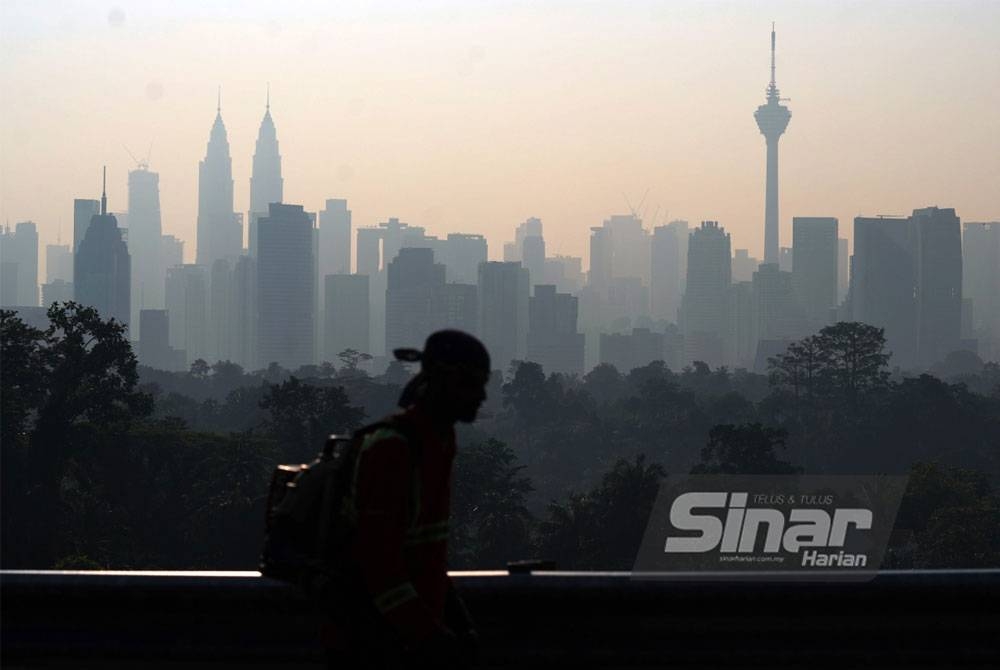 Pemandangan berjerebu sekitar Kuala Lumpur yang dirakam awal pagi di Changkat Tunku pada Khamis. FOTO: SINAR HARIAN/ ROSLI TALIB