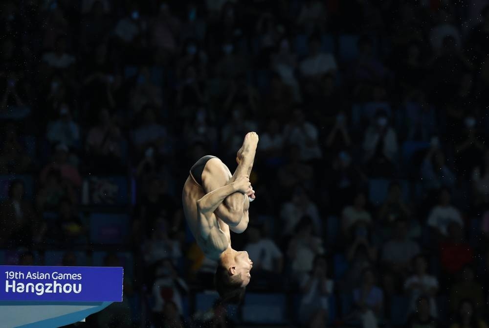 Atlet Terjun Negara, Jellson Jabillin beraksi pada pusingan akhir acara terjun 10 Meter platform pada Sukan Asia Hangzhou 2022 di pusat sukan akuatik Olimpik Hangzhou pada Rabu.