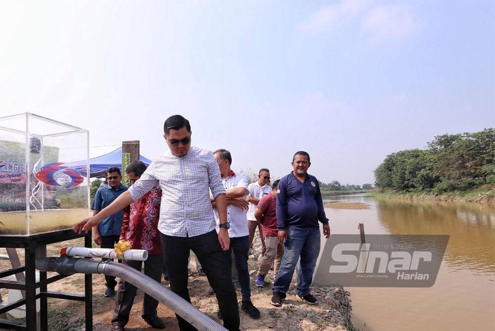 Dr Muhamad Akmal (kiri) ketika Pelepasan Benih Ikan dan Udang Galah di perairan Sungai Melaka, Kampung Gangsa, Durian Tunggal pada Khamis.