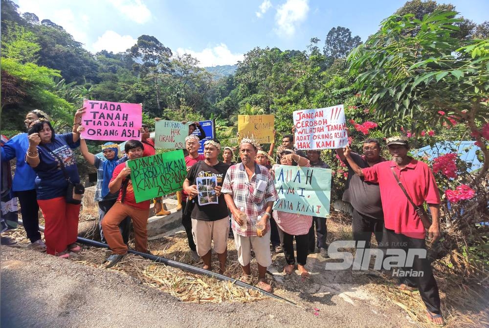 Kira-kira 50 Orang Asli membuat bantahan berhubung aktiviti pembalakan di Bukit Galla.