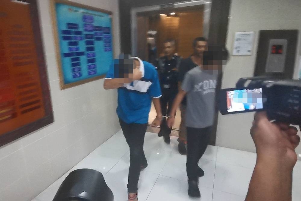 Tertuduh (kiri) ketika dihadapkan ke Mahkamah Sesyen di Kuala Terengganu pada Khamis atas dakwaan melakukan amang seksual dan merogol anak kandung.