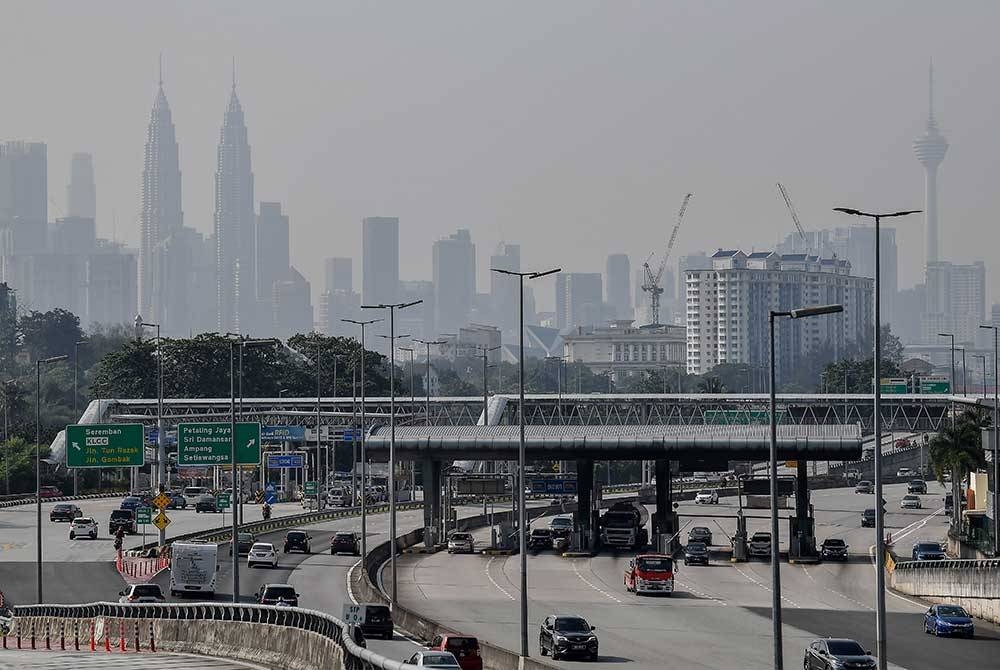 Pemandangan berjerebu di bangunan pencakar langit dan kawasan sekitar Kuala Lumpur hari ini. Foto Bernama