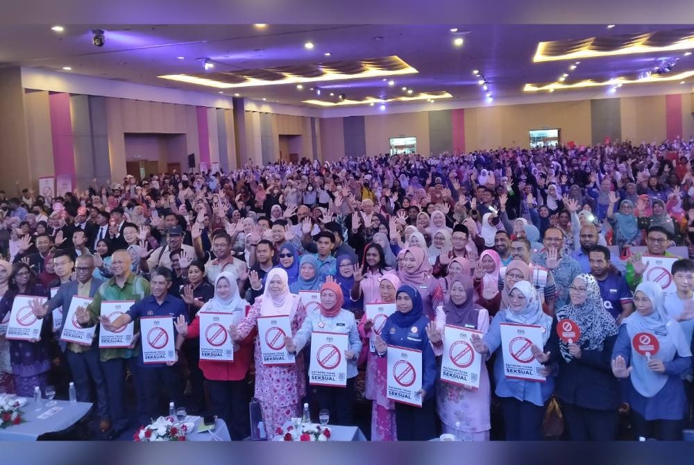 Nancy (tengah) bersama-sama tetamu dan orang ramai yang hadir ke Program Jerayawara Kasih KPWKM@Advokasi Antigangguan Seksual Negeri Perak di sebuah hotel, di sini pada Khamis.