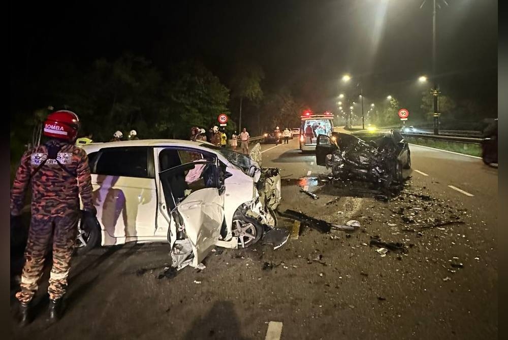 Kemalangan yang mengakibatkan dua remaja maut, manakala seorang lagi parah di Jalan Horizon Hills-Iskandar Puteri, Iskandar Puteri pada Khamis.