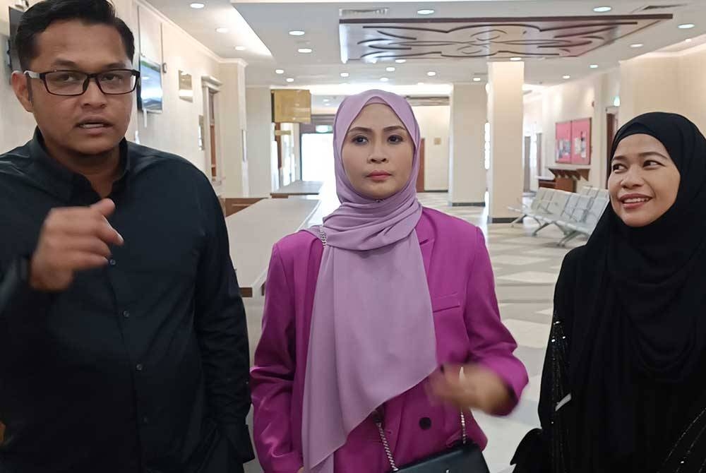 Siti Nordiana (tengah) hadir di Mahkamah Tinggi Kuala Lumpur pada Khamis bagi prosiding kes saman fitnahnya terhadap lima individu termasuk dua artis iaitu Lan Solo dan Syura.